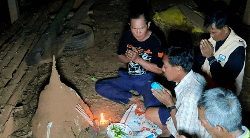 ชาวบ้านแห่ขอโชค จอมปลวกประหลาดคล้ายเศียร