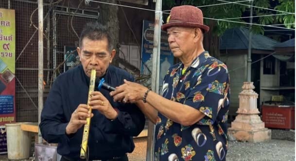อาจารย์ธนิสร์ ศรีกลิ่นดีเป่าขลุ่ยถวายเทพในงาน